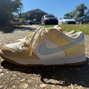 Nike Low-Top Sneakers in Cream and Light Blue